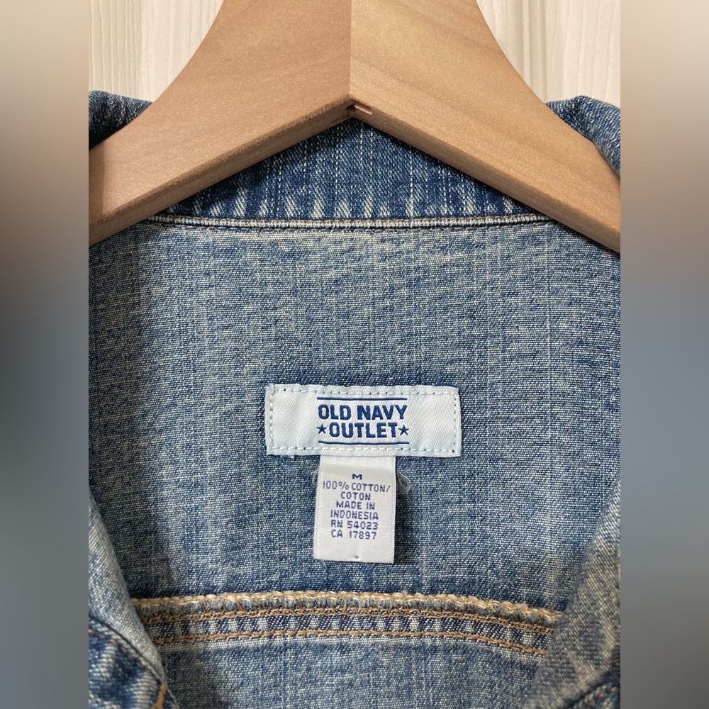 Old Navy Women’s Medium Wash Blue Denim Jacket Size Medium Trucker Classic - Picture 2 of 8